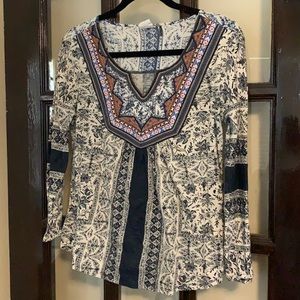 Anthropologie Akemi + Kin floral embroidered top